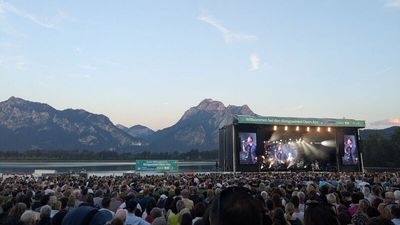 Open-Air-Konzerte mit Schlossblick: Im Sommer 2026 treten bei den Königswinkel Open Airs in Füssen wieder namhafte Musiker auf