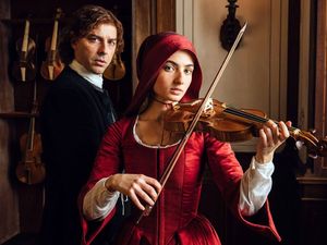 Antonio Vivaldi (Michele Riondino) unterrichtet Cecilia (Tecla Insolia) an der Geige Antonio Vivaldi (Michele Riondino) unterrichtet Cecilia (Tecla Insolia) an der Geige