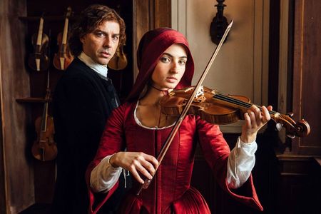 Antonio Vivaldi (Michele Riondino) unterrichtet Cecilia (Tecla Insolia) an der Geige
