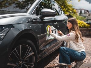 Während der „schenna e.motion – electric.experience.südtirol" befahren die Teilnehmer mediterrane Täler und aussichtsreiche Bergpässe rund um die Gemeinde bei Meran im eigenen E-Auto Während der „schenna e.motion – electric.experience.südtirol" befahren die Teilnehmer mediterrane Täler und aussichtsreiche Bergpässe rund um die Gemeinde bei Meran im eigenen E-Auto