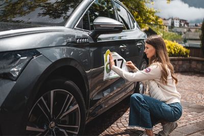 Während der „schenna e.motion – electric.experience.südtirol" befahren die Teilnehmer mediterrane Täler und aussichtsreiche Bergpässe rund um die Gemeinde bei Meran im eigenen E-Auto