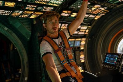 Ryland Grace (Ryan Gosling) findet sich nach seinem künstlichen Koma in einem Raumschiff wieder