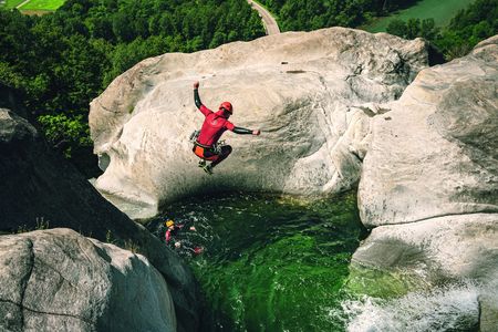 Zwischen imposanten Felswänden und kristallklaren Bergbächen bietet die Riviera bei Bellinzona perfekte Bedingungen für unvergessliche Canyoning-Abenteuer