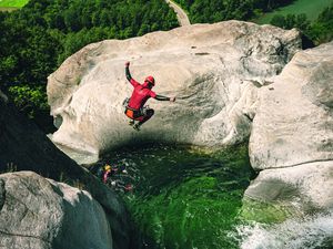 Zwischen imposanten Felswänden und kristallklaren Bergbächen bietet die Riviera bei Bellinzona perfekte Bedingungen für unvergessliche Canyoning-Abenteuer Zwischen imposanten Felswänden und kristallklaren Bergbächen bietet die Riviera bei Bellinzona perfekte Bedingungen für unvergessliche Canyoning-Abenteuer