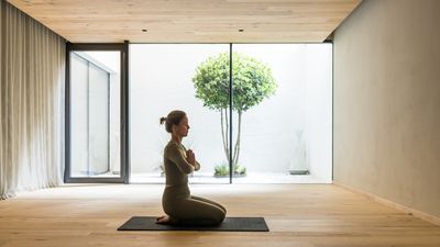 Im Yoga-Raum des Hotels Weisses Kreuz in Burgeis haben Yogis Zeit, sich selbst zu spüren und innezuhalten