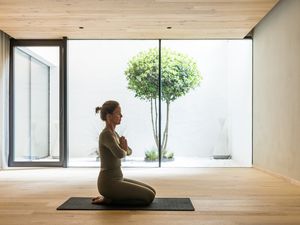 Im Yoga-Raum des Hotels Weisses Kreuz in Burgeis haben Yogis Zeit, sich selbst zu spüren und innezuhalten Im Yoga-Raum des Hotels Weisses Kreuz in Burgeis haben Yogis Zeit, sich selbst zu spüren und innezuhalten