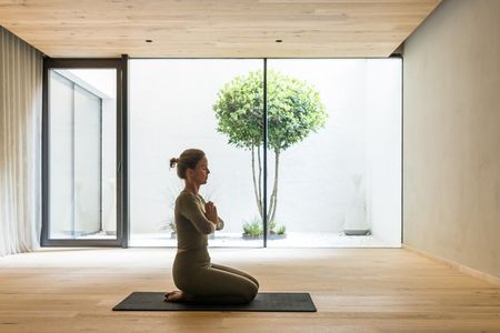 Im Yoga-Raum des Hotels Weisses Kreuz in Burgeis haben Yogis Zeit, sich selbst zu spüren und innezuhalten