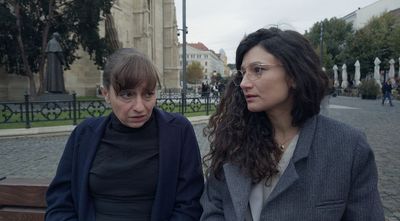 Gerichtsvollzieherin Orsolya (Eszter Tompa, li.) schüttet ihrer Freundin Dorina (Oana Mardare) ihr Herz aus