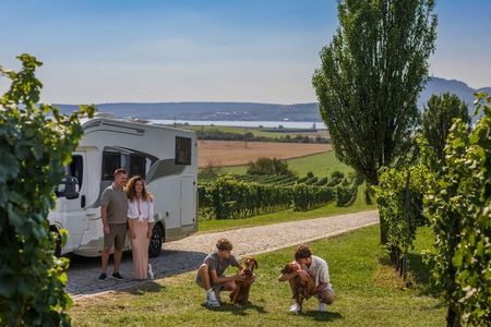 Campingfreunde finden in Tschechien landesweit gut ausgestattete Plätze in naturnaher Lage – etwa im Böhmischen Paradies, an der Moldau oder rund um die Felsenstadt Adršpach