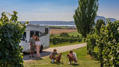Campingfreunde finden in Tschechien landesweit gut ausgestattete Plätze in naturnaher Lage – etwa im Böhmischen Paradies, an der Moldau oder rund um die Felsenstadt Adršpach