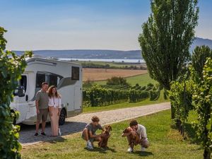 Campingfreunde finden in Tschechien landesweit gut ausgestattete Plätze in naturnaher Lage – etwa im Böhmischen Paradies, an der Moldau oder rund um die Felsenstadt Adršpach Campingfreunde finden in Tschechien landesweit gut ausgestattete Plätze in naturnaher Lage – etwa im Böhmischen Paradies, an der Moldau oder rund um die Felsenstadt Adršpach
