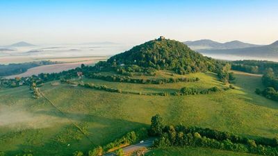 Der erste Rundwanderweg durch ganz Tschechien, der Czech Trail, setzt die markantesten und wildesten Regionen des Landes in Szene – vorbei an Nationalparks, Sandsteinstädten, Weinbergen und Burgruinen