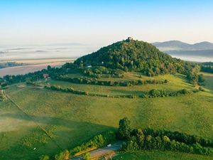 Der erste Rundwanderweg durch ganz Tschechien, der Czech Trail, setzt die markantesten und wildesten Regionen des Landes in Szene – vorbei an Nationalparks, Sandsteinstädten, Weinbergen und Burgruinen Der erste Rundwanderweg durch ganz Tschechien, der Czech Trail, setzt die markantesten und wildesten Regionen des Landes in Szene – vorbei an Nationalparks, Sandsteinstädten, Weinbergen und Burgruinen