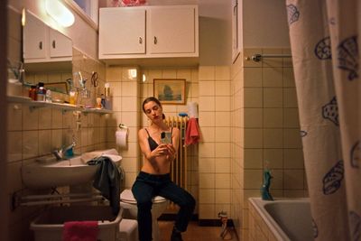 Kika (Manon Clavel) posiert für ein Foto in ihrem Online-Profil