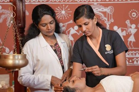 Jeder Mensch ist einzigartig: Bei einer Ayurveda-Kur erhalten Gäste dank der Ermittlung der individuellen Doshas einen maßgeschneiderten Behandlungsplan. So auch im Ananda Cherai (links) in Südindien