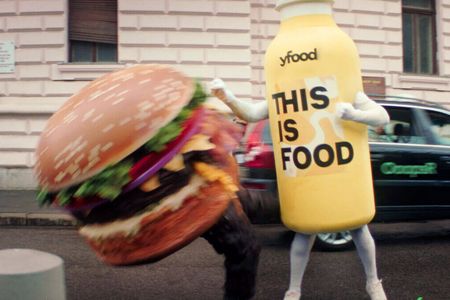 Mit der neuen Kampagne und dem Claim "Hunger, eat this" geht yfood in die Offensive gegen Junkfood