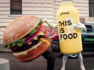 Mit der neuen Kampagne und dem Claim "Hunger, eat this" geht yfood in die Offensive gegen Junkfood Mit der neuen Kampagne und dem Claim "Hunger, eat this" geht yfood in die Offensive gegen Junkfood