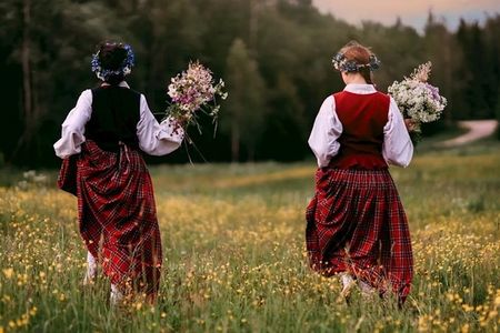Zum jahrhundertealten Ritual der „Svatojánské slavnosti“, wie die Mittsommernacht in Tschechien genannt wird, gehört ein Strauß aus neun magischen Kräutern: darunter Johanniskraut, Kamille, Thymian, Kornblume und Veilchen