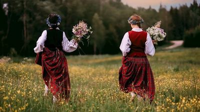Zum jahrhundertealten Ritual der „Svatojánské slavnosti“, wie die Mittsommernacht in Tschechien genannt wird, gehört ein Strauß aus neun magischen Kräutern: darunter Johanniskraut, Kamille, Thymian, Kornblume und Veilchen