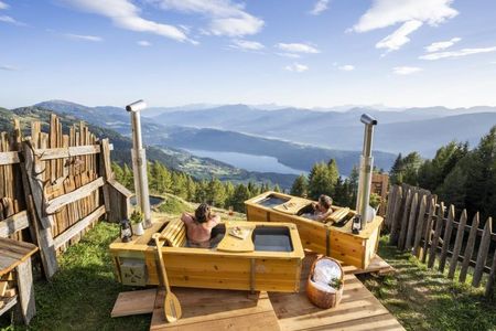 Alm-Wellness für Romantiker: Baden mit Blick auf den Millstätter See