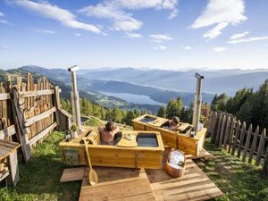 Alm-Wellness für Romantiker: Baden mit Blick auf den Millstätter See