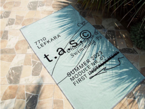 t.a.s.© zeigt und handelt mit Designobjekten und zeitgenössischer Kunst, und betreibt eine Kaviar- und Champagnerbar 