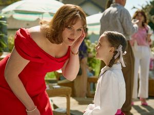 Zur Einzugsparty in ihrem neuen Familienheim findet Ela (Elise Lindner), dass ihre Mutter (Rosalie Thomass) die Schönste ist Zur Einzugsparty in ihrem neuen Familienheim findet Ela (Elise Lindner), dass ihre Mutter (Rosalie Thomass) die Schönste ist