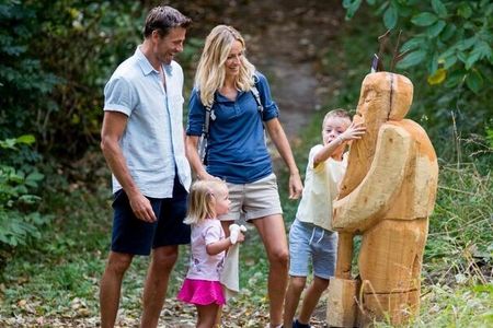 Auf dem Sagenweg zwischen dem Thurnerhof und Schloss Schenna regen schaurig-schöne Holzfiguren die Fantasie von großen und kleinen Entdeckern beim Wandern durch Südtiroler Wälder an