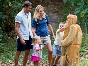 Auf dem Sagenweg zwischen dem Thurnerhof und Schloss Schenna regen schaurig-schöne Holzfiguren die Fantasie von großen und kleinen Entdeckern beim Wandern durch Südtiroler Wälder an Auf dem Sagenweg zwischen dem Thurnerhof und Schloss Schenna regen schaurig-schöne Holzfiguren die Fantasie von großen und kleinen Entdeckern beim Wandern durch Südtiroler Wälder an