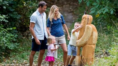 Auf dem Sagenweg zwischen dem Thurnerhof und Schloss Schenna regen schaurig-schöne Holzfiguren die Fantasie von großen und kleinen Entdeckern beim Wandern durch Südtiroler Wälder an