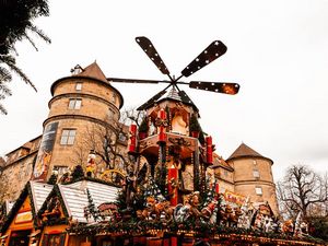 Der Stuttgarter Weihnachtsmarkt ist bekannt für seine einzigartig dekorierten Budendächer Der Stuttgarter Weihnachtsmarkt ist bekannt für seine einzigartig dekorierten Budendächer