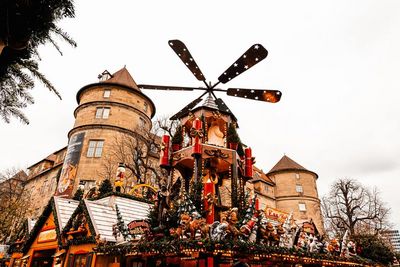 Der Stuttgarter Weihnachtsmarkt ist bekannt für seine einzigartig dekorierten Budendächer