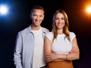 Moderator Florian Zschiedrich und Paralympics-Expertin Denise Schindler präsentieren im ZDF die Paralympischen Winterspiele 2026 Moderator Florian Zschiedrich und Paralympics-Expertin Denise Schindler präsentieren im ZDF die Paralympischen Winterspiele 2026