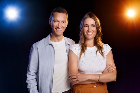 Moderator Florian Zschiedrich und Paralympics-Expertin Denise Schindler präsentieren im ZDF die Paralympischen Winterspiele 2026 