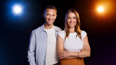 Moderator Florian Zschiedrich und Paralympics-Expertin Denise Schindler präsentieren im ZDF die Paralympischen Winterspiele 2026 