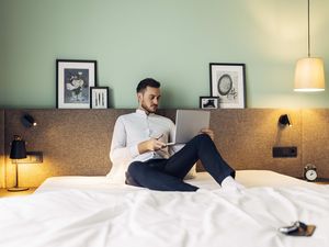Die Workation Facilities der harry’s home Häuser in Deutschland, Österreich und der Schweiz eignen sich für Selbstständige, Remote-Mitarbeiter sowie Geschäftsreisende