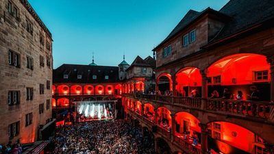 Der Innenhof des Alten Schlosses in Stuttgart ist eine von zwei Hauptbühnen bei den jazzopen und leuchtet während der Shows in knalligen Farben