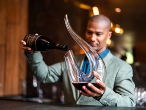 Joe Beziek vom Ellerman House wird zum „Best Young Sommelier 2026" des Landes gekürt Joe Beziek vom Ellerman House wird zum „Best Young Sommelier 2026" des Landes gekürt