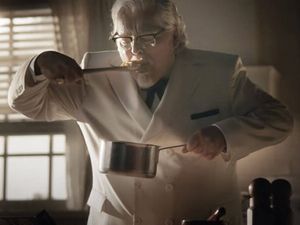 Colonel Sanders probiert Mac & Cheese