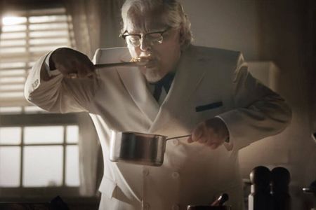 Colonel Sanders probiert Mac & Cheese