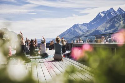Das alljährlichen Mountain Yoga Festival in St. Anton am Arlberg