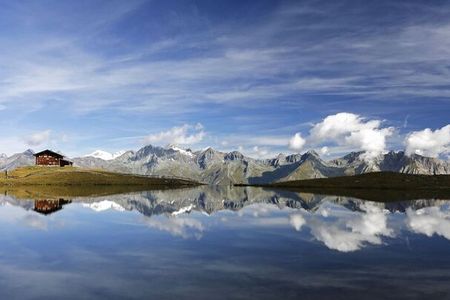 Zwischen dem Osttiroler Virgen- und Defereggental liegt auf 2.350 Meter Höhe der Zupalsee. Die gleichnamige private Schutzhütte ist ein wichtiger Stützpunkt entlang des Lasörling-Höhenwegs