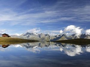 Zwischen dem Osttiroler Virgen- und Defereggental liegt auf 2.350 Meter Höhe der Zupalsee. Die gleichnamige private Schutzhütte ist ein wichtiger Stützpunkt entlang des Lasörling-Höhenwegs Zwischen dem Osttiroler Virgen- und Defereggental liegt auf 2.350 Meter Höhe der Zupalsee. Die gleichnamige private Schutzhütte ist ein wichtiger Stützpunkt entlang des Lasörling-Höhenwegs