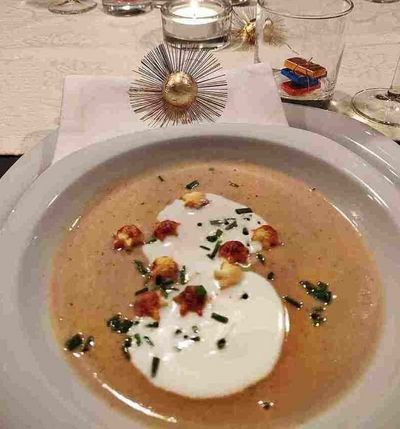 Geröstete Maronenstücke, Sahne, Croûtons und frische Petersilie machen sich ebenso wunderbar als Toppings
