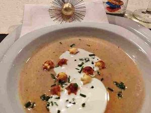 Geröstete Maronenstücke, Sahne, Croûtons und frische Petersilie machen sich ebenso wunderbar als Toppings