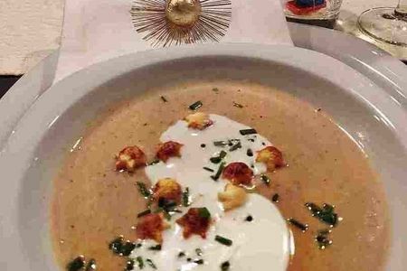 Geröstete Maronenstücke, Sahne, Croûtons und frische Petersilie machen sich ebenso wunderbar als Toppings
