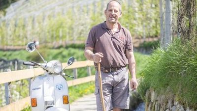 Ob es schneit, regnet oder hagelt: Schennas Waaler Heinrich Pircher kontrolliert den künstlich angelegten Wasserlauf mit seiner Vespa jeden Tag, bei jedem Wetter