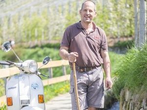 Ob es schneit, regnet oder hagelt: Schennas Waaler Heinrich Pircher kontrolliert den künstlich angelegten Wasserlauf mit seiner Vespa jeden Tag, bei jedem Wetter Ob es schneit, regnet oder hagelt: Schennas Waaler Heinrich Pircher kontrolliert den künstlich angelegten Wasserlauf mit seiner Vespa jeden Tag, bei jedem Wetter