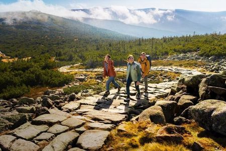 Tschechien rückt zunehmend in den Fokus internationaler Wanderbegeisterter: Auf europäischen E-Wegen, dem traditionellen Kammweg und dem neu erschlossenen Czech Trail durchschreitet man abwechslungsreich Europas Mitte