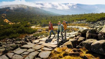 Tschechien rückt zunehmend in den Fokus internationaler Wanderbegeisterter: Auf europäischen E-Wegen, dem traditionellen Kammweg und dem neu erschlossenen Czech Trail durchschreitet man abwechslungsreich Europas Mitte